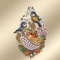 Spitzenbild Herbstkorb mit Blaumeisen vor einem Hintergrund