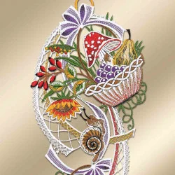 Fensterdeko Herbstkörbchen Detailbild Stickerei mit Fliegenpilz