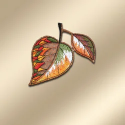 Gesticktes Dekobild mit farbigem Lindenblatt für den Herbst