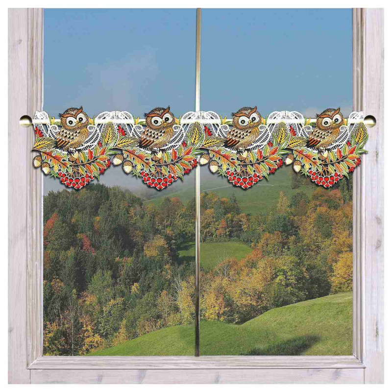 Feenhaus-Spitzengardine Herbst-Eule 17 cm hoch aus Echter Plauener Spitze an einem Fenster
