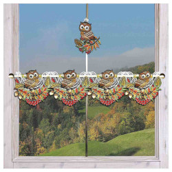 Feenhaus-Spitzengardine Herbst-Eule am Fenster mit passendem Fensterbild als Dekoidee