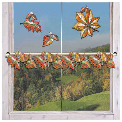 Feenhaus-Spitzengardine Herbst-Laub Plauener Spitze mit passenden Fensterbildern an einem Fenster