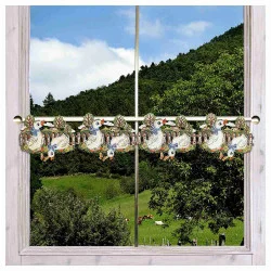 Feenhaus-Spitzengardine Kleine Gänse 15 cm hoch aus Echter Plauener Spitze an einem Fenster