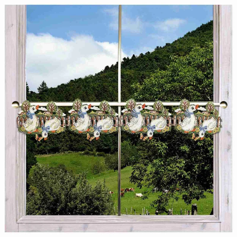 Feenhaus-Spitzengardine Kleine Gänse 15 cm hoch aus Echter Plauener Spitze an einem Fenster
