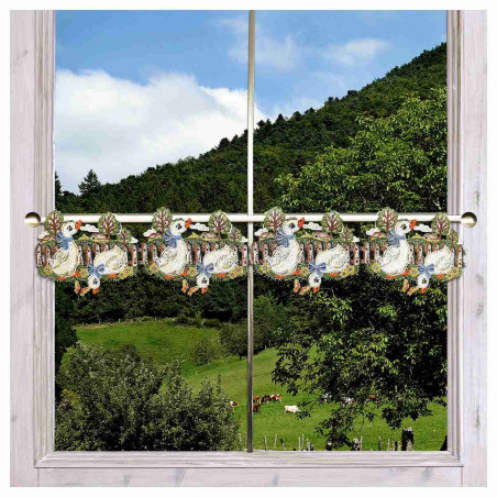 Feenhaus-Spitzengardine Kleine Gänse 15 cm hoch aus Echter Plauener Spitze an einem Fenster Feenhaus-Spitzengardine Kleine Gänse 15 cm hoch aus Echter Plauener Spitze an einem Fenster