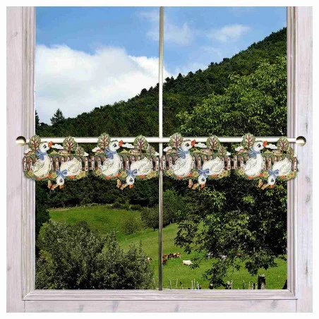 Feenhaus-Spitzengardine Kleine Gänse 15 cm hoch aus Echter Plauener Spitze an einem Fenster
