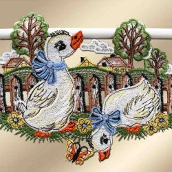 Feenhaus-Spitzengardine Kleine Gänse 15 cm hoch Plauener Spitze Detailansicht des Musters