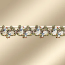 Feenhaus-Spitzengardine Kleine Gänse 15 cm hoch Plauener Spitze vor goldenem Hintergrund