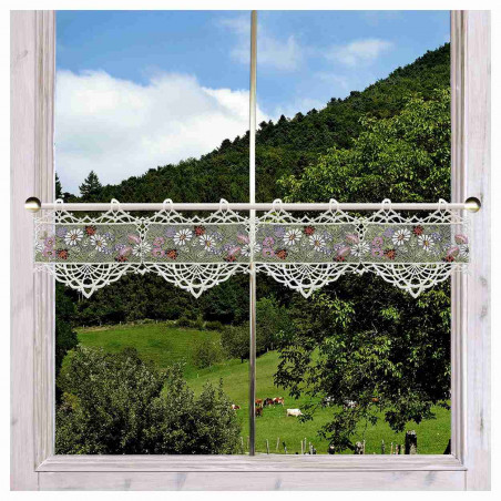 Feenhaus-Spitzengardine Blumenwiese pastell 17 cm hoch aus Echter Plauener Spitze an einem Fenster