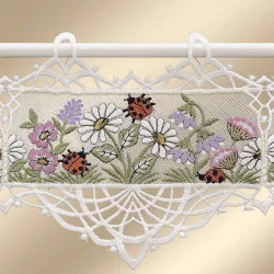 Feenhaus-Spitzengardine Blumenwiese pastell Plauener Spitze Detailansicht eines Musterabschnittes