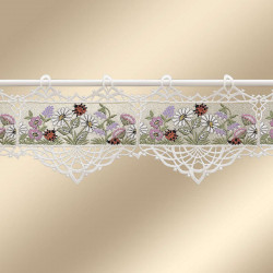 Ein Spitzenvolant mit einem Blumenmuster aus Gänseblümchen und Wildblumen in Weiß, Lila und Rosa. Der Volant hat Wellenkanten und dekorative Schlaufen an der Oberseite zum Aufhängen an einer Gardinenstange. Der Hintergrund ist beige.