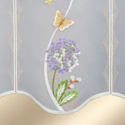 Scheibengardine Florina mit Frühlingsblumen Detailbild Stickerei