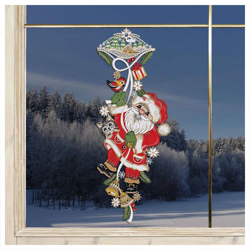 Fensterbild  Weihnachtsmann mit Kätzchen Plauener Spitze am Fenster