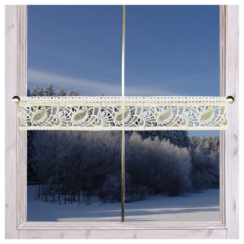 Feenhausgardine Rajana am Fenster dekoriert