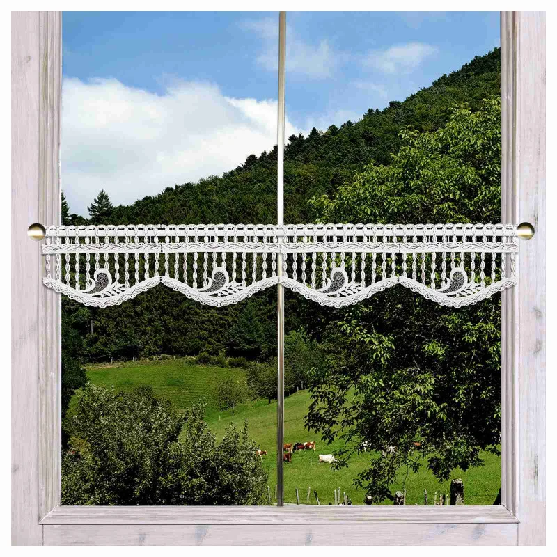 Feenhausgardine Rajana weiß-taupe am Fenster dekoriert