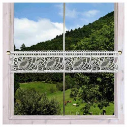 Feenhausgardine Rajana weiß-taupe am Fenster dekoriert