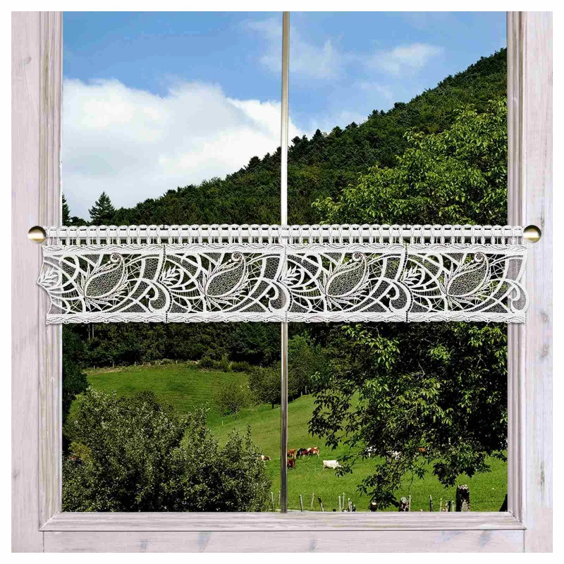 Feenhausgardine Rajana weiß-taupe am Fenster dekoriert