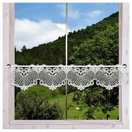 Klassische Feenhaus-Spitzengardine Alina weiß Plauener Spitze am Sommerfenster