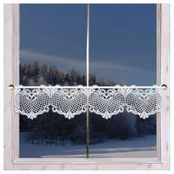 Scheibengardine Alina am Winter-Fenster dekoriert