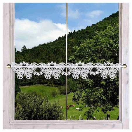 Feenhaus-Spitzenkante Schmetterling weiß Plauener Spitze am Fenster