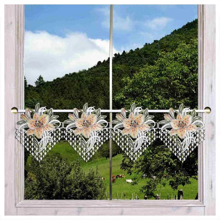 Feenhaus-Spitzenkante Leila Lilie in gelb Plauener Spitze am Fenster
