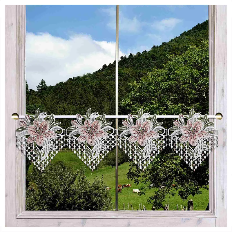 Feenhaus-Spitzenkante Leila Lilie in rosa Plauener Spitze am Fenster