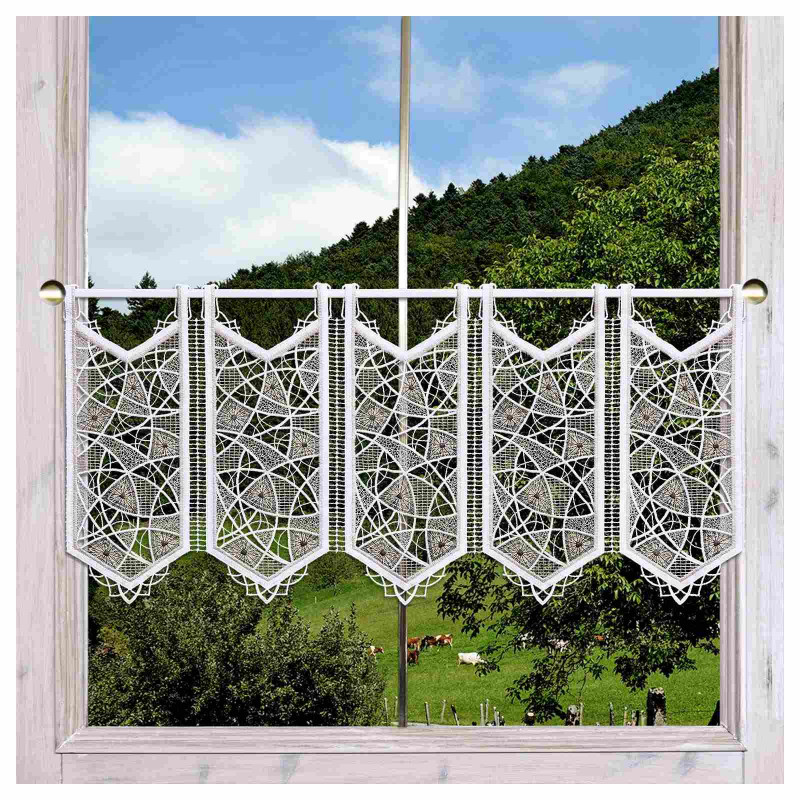 Spitzenkante  Adina in beige Plauener Spitze am Fenster
