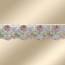 Dekorative florale Spitzenbordüre mit rosa, lila und gelben Blumen mit grünen Blättern auf einem beigen Hintergrund mit Farbverlauf. Das Design ist kompliziert und symmetrisch.