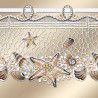 Spitzenvorhang mit Strandmotiv, auf dem Seesterne, Muscheln und kleine Meeresmotive in Braun-, Weiß- und Beigetönen auf einem hellen Hintergrund gestickt sind. Die untere Kante ist mit Wellenschliff und Netz versehen.