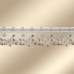 Spitzenbesatz mit einem sich wiederholenden Blumen- und Sternenmuster in Beige- und Goldtönen, verziert mit kleinen Perlen und Stickereien. Die Borte ist auf einem glatten, beigefarbenen Hintergrund mit Farbverlauf angebracht.