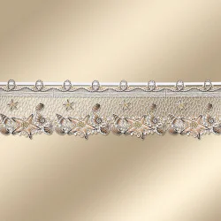 Spitzenbesatz mit einem sich wiederholenden Blumen- und Sternenmuster in Beige- und Goldtönen, verziert mit kleinen Perlen und Stickereien. Die Borte ist auf einem glatten, beigefarbenen Hintergrund mit Farbverlauf angebracht.