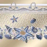 Spitzenvorhang mit einem maritimen Muster aus blauen und beigen Seesternen, Muscheln und Korallen. Der Vorhang ist mit Netzdetails und Schlaufenaufhängern am oberen Ende versehen. Der Hintergrund ist goldfarben und bildet einen Kontrast zu den Küstenmotiven.