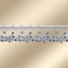 Eine Spitzenborte mit einem verschnörkelten blau-weißen Blumenmuster, das Blätter, Sternformen und ein detailliertes Geflecht entlang des Randes umfasst. Die Borte ist auf einem Hintergrund mit sanftem beigefarbenem Farbverlauf abgebildet.