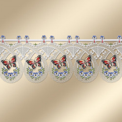 Vorhangstoff aus Spitze mit ovalen Mustern mit roten und schwarzen Schmetterlingen, blauen Blumen und grünen Blättern. Die Spitze hat eine feine, luftige Struktur mit Schlingenmustern entlang der oberen Kante und Wellenschliff am unteren Rand.