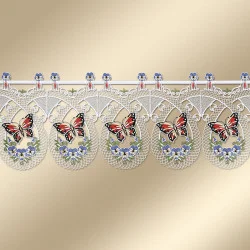 Vorhangstoff aus Spitze mit ovalen Mustern mit roten und schwarzen Schmetterlingen, blauen Blumen und grünen Blättern. Die Spitze hat eine feine, luftige Struktur mit Schlingenmustern entlang der oberen Kante und Wellenschliff am unteren Rand.