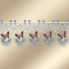 Vorhangstoff aus Spitze mit ovalen Mustern mit roten und schwarzen Schmetterlingen, blauen Blumen und grünen Blättern. Die Spitze hat eine feine, luftige Struktur mit Schlingenmustern entlang der oberen Kante und Wellenschliff am unteren Rand.