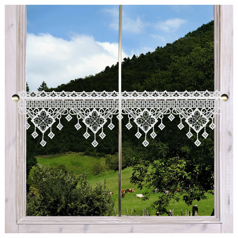 Klassische Feenhaus-Spitzengardine Luisa weiß 20 cm hoch Plauener Spitze am Sommer-Fenster