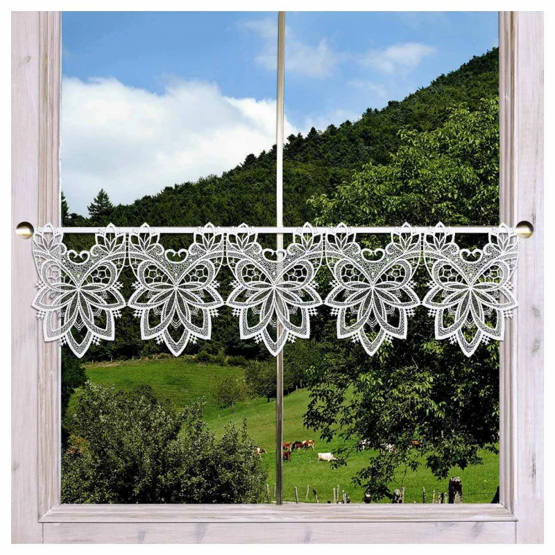 Stangendeko Jannica aus Echter Plauener Spitze dekoriert am Fenster