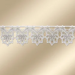 Scheibengardine Jannica aus Echter Plauener Stickerei vor neutralem Hintergrund