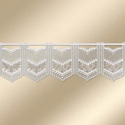 Feenhaus-Scheibengardine Rosalie in beige vor neutralem Hintergrund