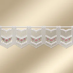 Feenhaus-Scheibengardine Rosalie in rot vor neutralem Hintergrund