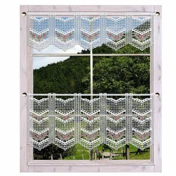 Scheibenhänger Rosalie in rot in 2 Höhen dekoriert am Fenster