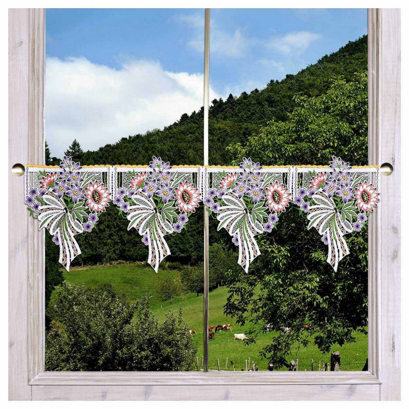 Spitzenkante Sommertraum in lila Plauener Spitze dekoriert am Fenster