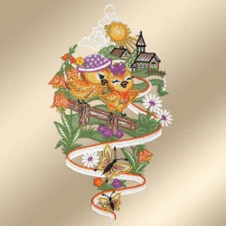 Zwei gelbe Küken mit lila Hüten sitzen auf einem Holzzaun, der von orangefarbenen Blumen umgeben ist. Schmetterlinge, grüne Hügel, eine Kirche, Häuser, Bäume und eine helle Sonne mit Wolken vervollständigen die farbenfrohe, gestickte Szene auf beigem Hintergrund.