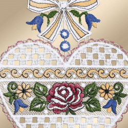 Fensterhänger Annemarie mit Rose Detailbild Plauener Stickerei