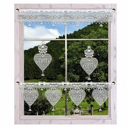 Kollektion Annemarie in antik am Fenster dekoriert