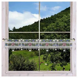 Spitzengardine Annemarie mit Blumen am Fenster