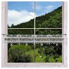 Spitzengardine Annemarie mit Blumen am Fenster