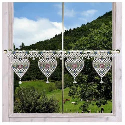 Spitzengardine Herz Annemarie mit Blumen am Fenster