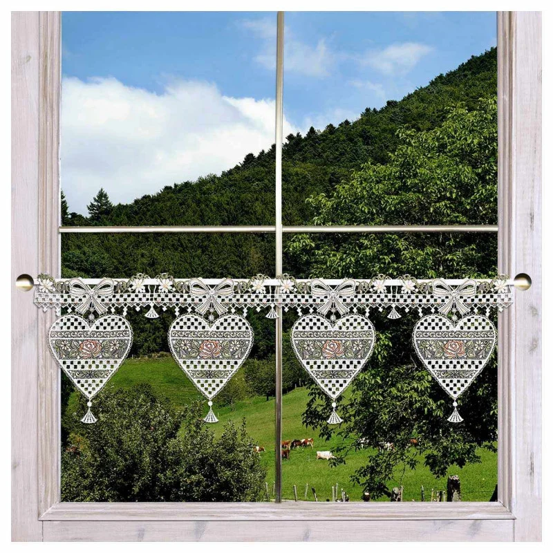 Spitzengardine Herz Annemarie mit Blumen am Fenster